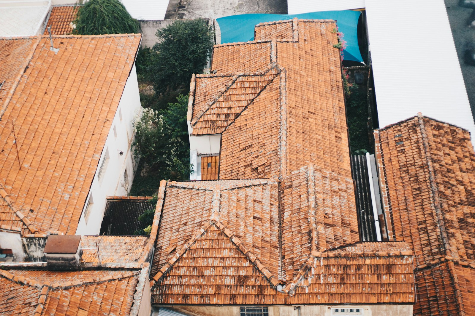 A bird’s-eye view of a completed brown shingle roof; complete roof replacement or new roof installation reference.